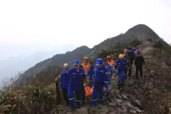 银行行长登山遇难，失足跌入四五十米深峡谷(2)