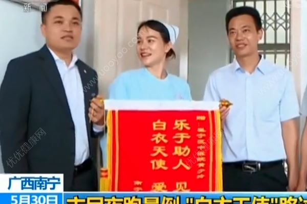 男子夜跑晕倒，白衣天使冲进人群跪地救助(2)