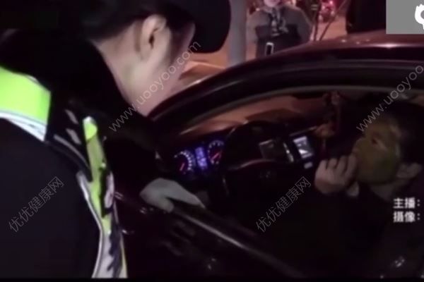女司机边开车边敷面膜被查，为什么开车不能敷面膜？(4)