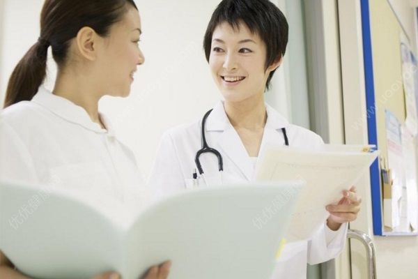 女子隆鼻术后鼻根鼓包化脓，隆鼻有何风险？(2)