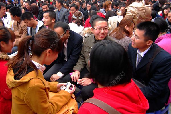 相亲会70多人当场牵手，你相信一见钟情吗？(1)