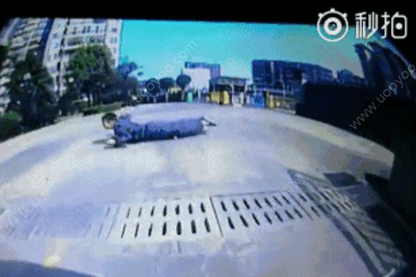 司机开车出车库，事后查看行车记录仪被吓出一身汗(2)