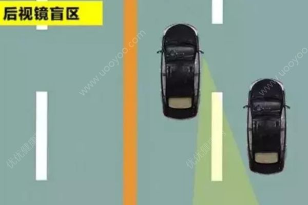 司机开车出车库，事后查看行车记录仪被吓出一身汗(3)