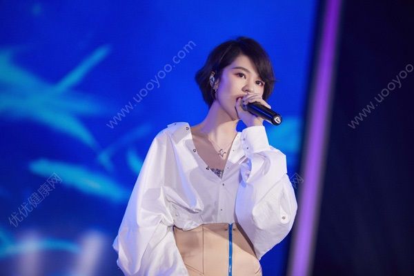郁可唯上《歌手》美腿惹人羡慕，女生春天如何瘦腿？(1)