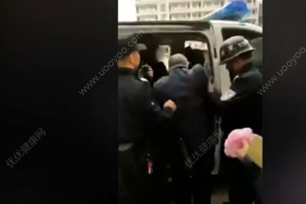 老人因儿子拒不还钱，持刀到学校将孙子刺伤报复(2)