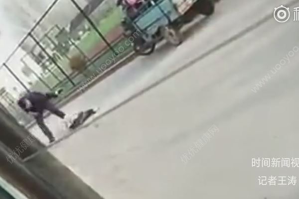 男子当街暴打女儿：鞋子抽脸、拽衣拖行(2)