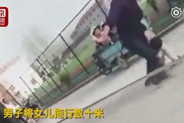 男子当街暴打女儿：鞋子抽脸、拽衣拖行(3)