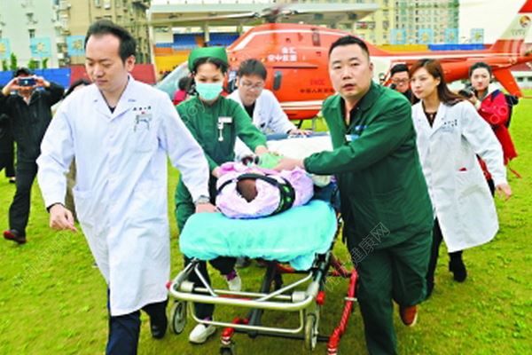 1岁幼童乘直升机转院，医院为其开通绿色通道进行急诊手术(1)