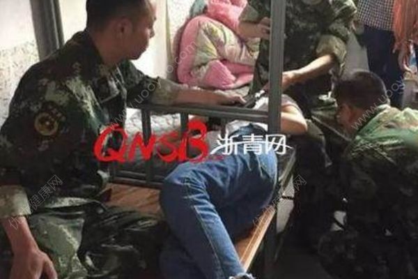 女高中生仿网红游戏验身材，被床头栏杆卡住数小时(1)