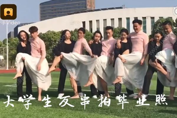 大四男生穿裙子被女生公主抱，毕业照怎么拍才好看(1)