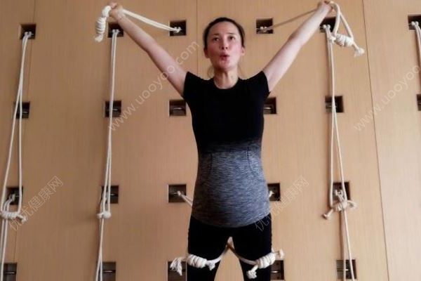 蒋勤勤怀二胎坚持瑜伽健身，孕妇瑜伽好处及注意事项(1)