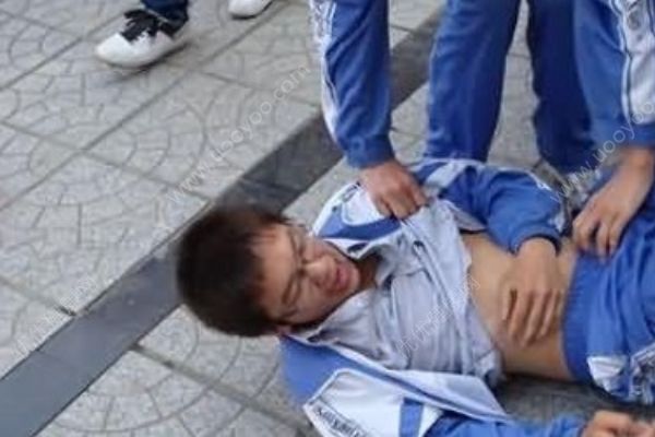 高中生遭追打，滴滴司机打抱不平被砍伤(2)