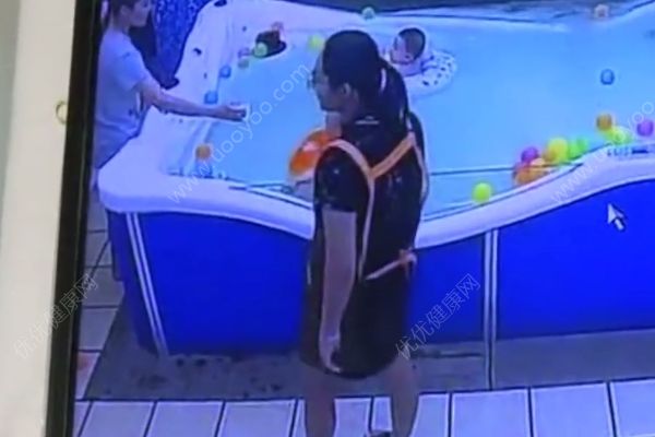 惊魂46秒！7个月大男婴母婴店内游泳溺水，婴儿游泳需注意(1)