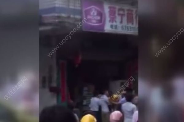 海南澄迈金江一建筑发生火灾，众人搭人肉气垫接住被困男童(4)