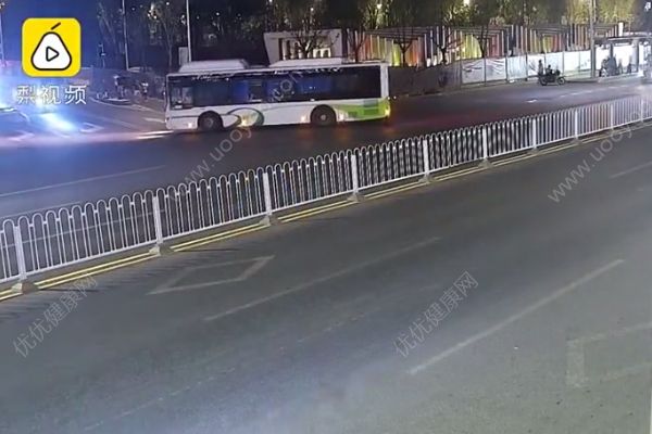 14岁男孩擅自开公交车，撞伤女大学生：曾说想当公交司机(1)