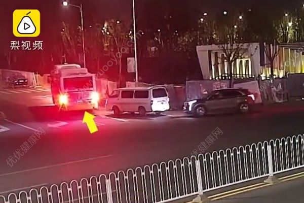 14岁男孩擅自开公交车，撞伤女大学生：曾说想当公交司机(2)