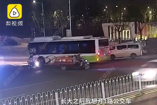 14岁男孩擅自开公交车，撞伤女大学生：曾说想当公交司机(4)