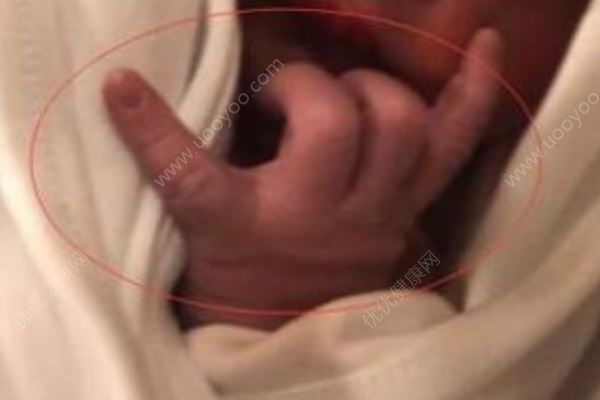 余文乐半裸抱儿子，亲吻脑袋尽显温柔，月子婴儿如何护理(2)