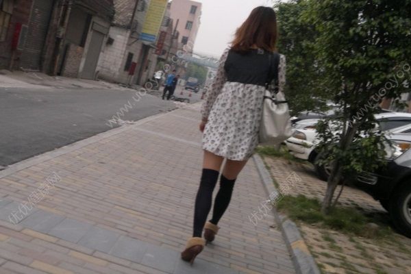 男子尾随女孩近500米，把手伸裙子还摸胸亲脸(3)