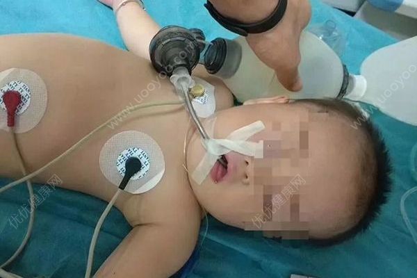福建1岁女婴游泳馆溺水1分钟，妈妈玩手机没有发现(1)