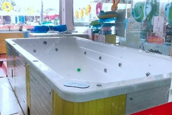 福建1岁女婴游泳馆溺水1分钟，妈妈玩手机没有发现(2)