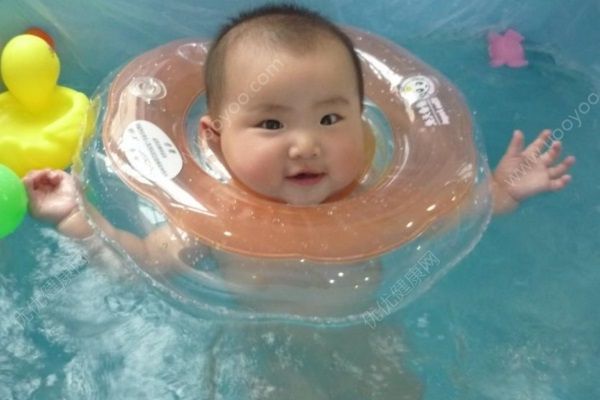 福建1岁女婴游泳馆溺水1分钟，妈妈玩手机没有发现(4)