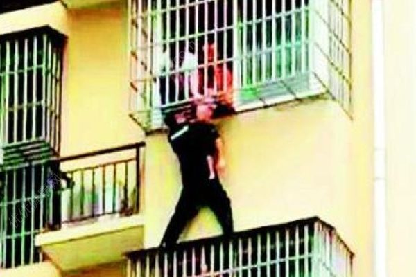 湖北孝感现托举哥，辅警5楼雨篷上托举男童5分钟(2)