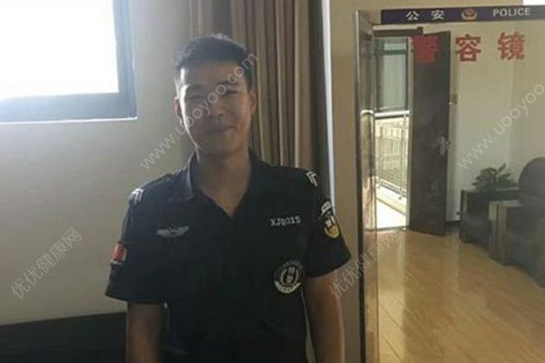湖北孝感现托举哥，辅警5楼雨篷上托举男童5分钟(3)