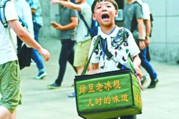 9岁男孩街头卖冰棍挣零花钱，如何培养孩子金钱观(1)