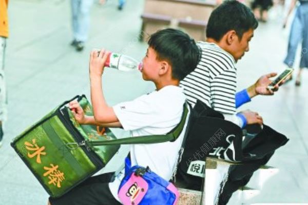 9岁男孩街头卖冰棍挣零花钱，如何培养孩子金钱观(2)