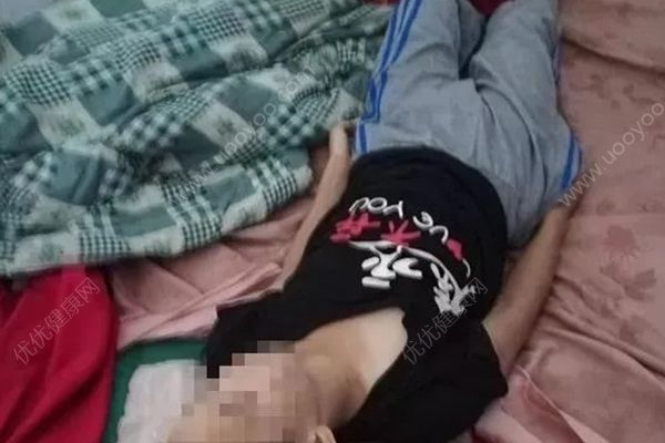 章丘15岁男孩被父打死，继母长期虐待给孩子吃玻璃渣(1)