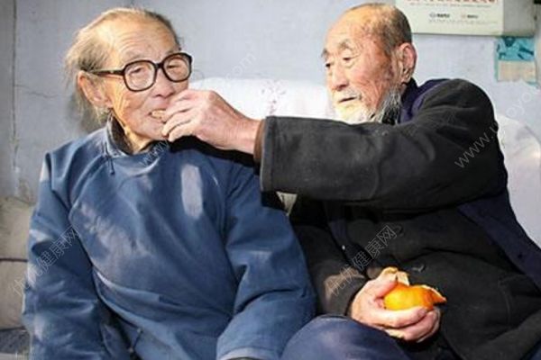 老夫妻家中过世多日才被发现，长子就住马路对面(1)