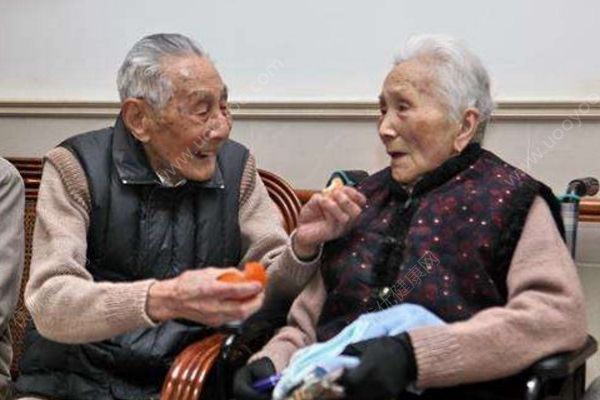 老夫妻家中过世多日才被发现，长子就住马路对面(2)
