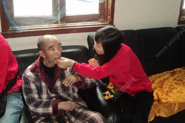 老夫妻家中过世多日才被发现，长子就住马路对面(4)