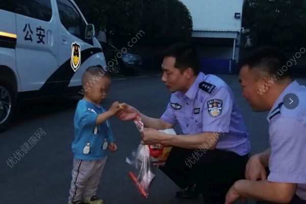 两岁男童走丢后被警方找到，父母浑然不知，防止孩子走失小常识(2)