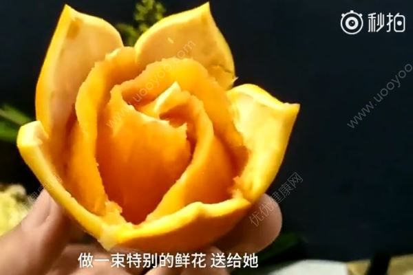 男子将水果雕成一束鲜花送老婆，雕刻的水果鲜花可以吃吗？(2)