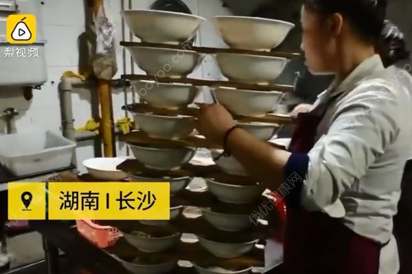 女子一次性端18碗米粉上楼，最多时端20碗米粉(1)