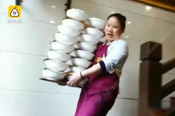 女子一次性端18碗米粉上楼，最多时端20碗米粉(2)