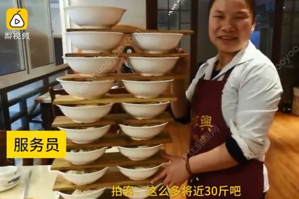 女子一次性端18碗米粉上楼，最多时端20碗米粉(3)