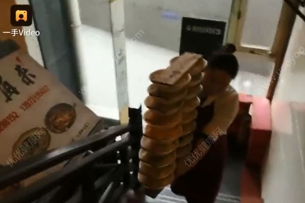 女子一次性端18碗米粉上楼，最多时端20碗米粉(4)