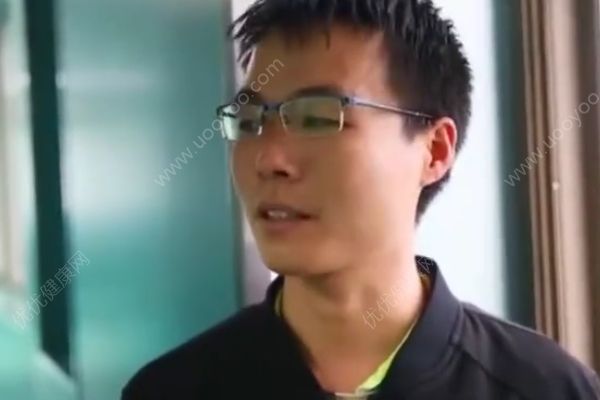 外卖小哥误点遭退单，情绪崩溃在街边痛哭(2)