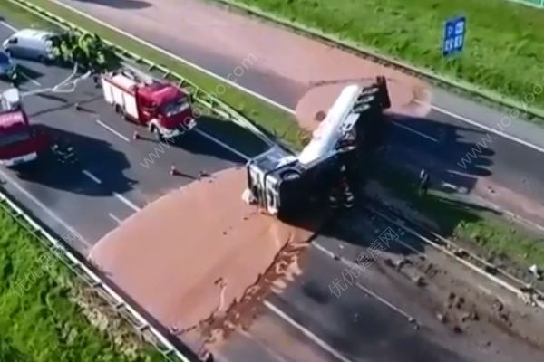 15吨巧克力原浆洒满高速路，真想上去舔一口(1)