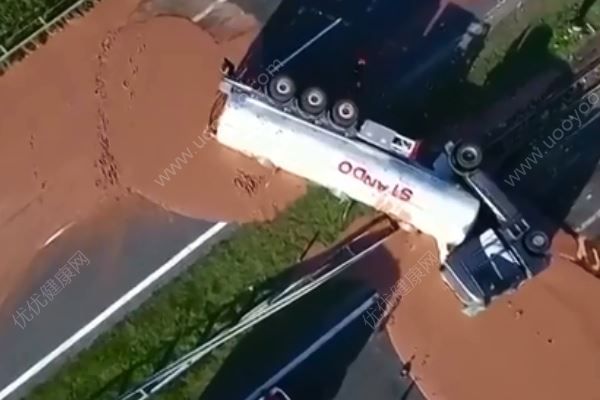 15吨巧克力原浆洒满高速路，真想上去舔一口(2)