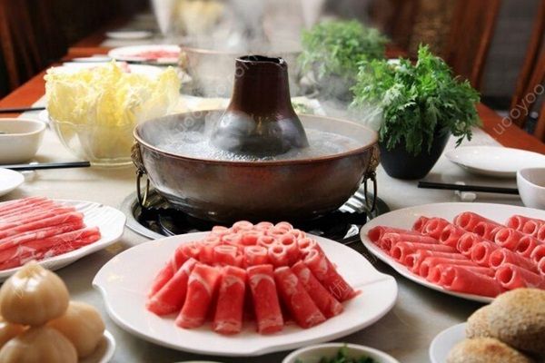 青岛数十人吃火锅送进高压氧舱，因一氧化碳中毒(1)
