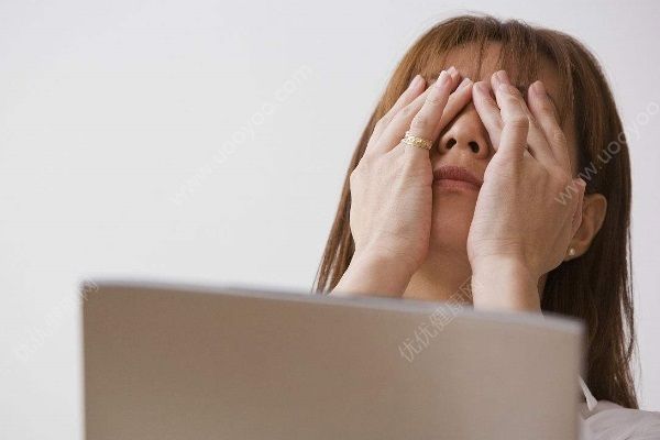 男子开车眼睛进了虫，伸手一揉的瞬间钢板刺进了车(4)