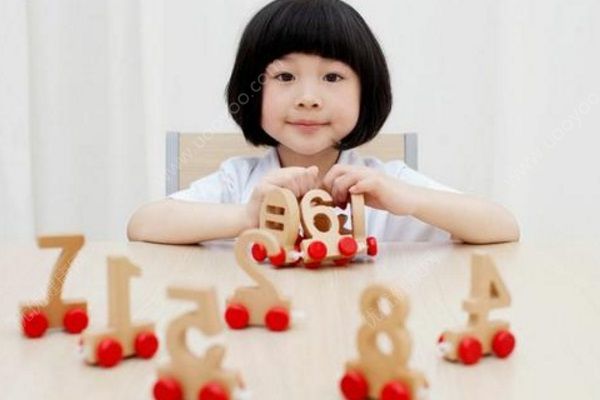 3岁女童被铁钩戳进眼睛，带着一截钢管送医(3)