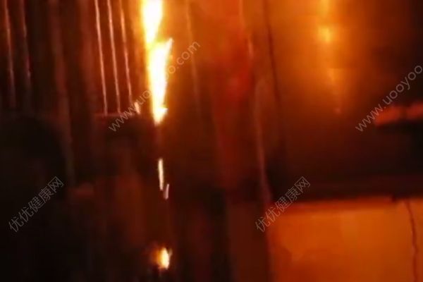 消防员火场救出5个月大婴儿：宝宝不哭不闹，睁着眼睛盯着他(3)