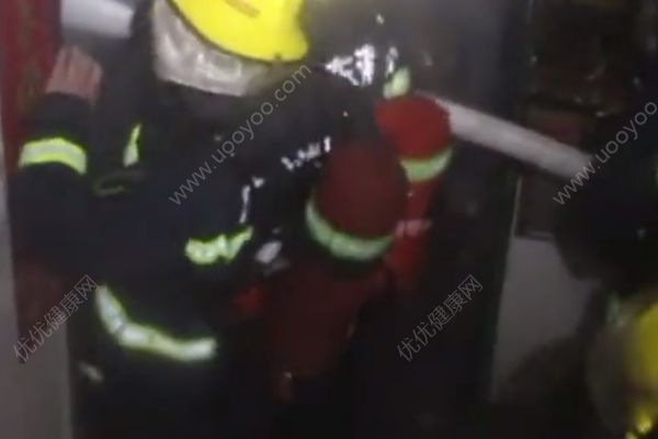 消防员火场救出5个月大婴儿：宝宝不哭不闹，睁着眼睛盯着他(4)