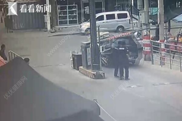大学生酒驾连撞数车，还撞断小区自动门杆逃逸(1)