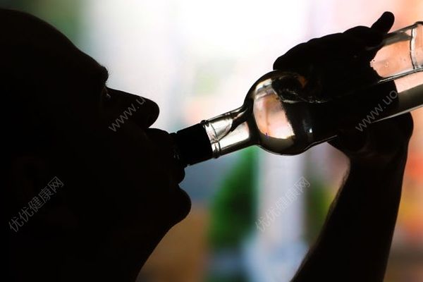 大学生酒驾连撞数车，还撞断小区自动门杆逃逸(3)